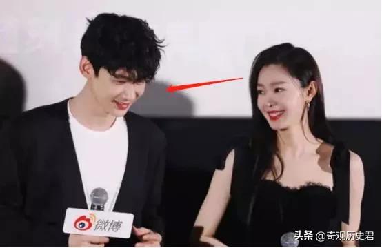 白敬亭宋轶扫楼拍照换玩偶,白敬亭穿外套抱宋轶