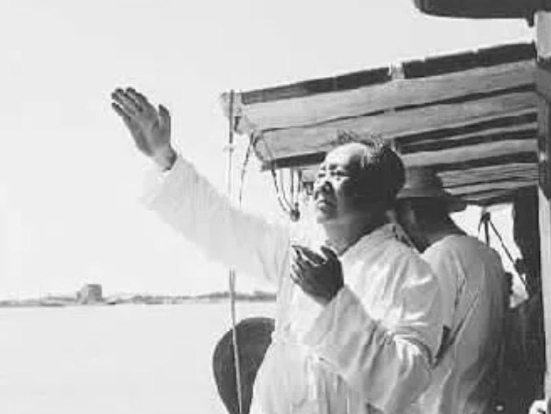 1953年毛主席卫士因工资太低哭哭啼啼，主席得知后：我给你开工资