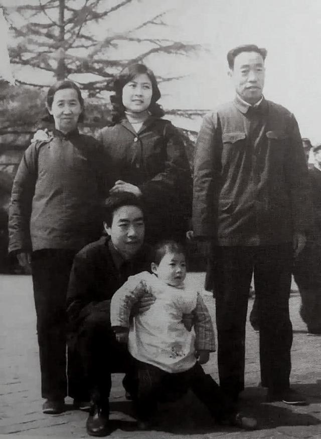 贾平凹前妻是干嘛的 (贾平凹与前妻离婚原因)