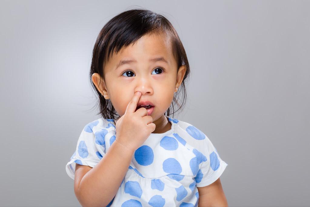 孩子总喜欢用手“抠鼻孔”，家长制止没有用，试试看这样做