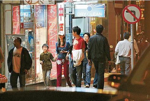 张丹峰洪欣风波后首次合体亮相,张丹峰怀柔拍戏