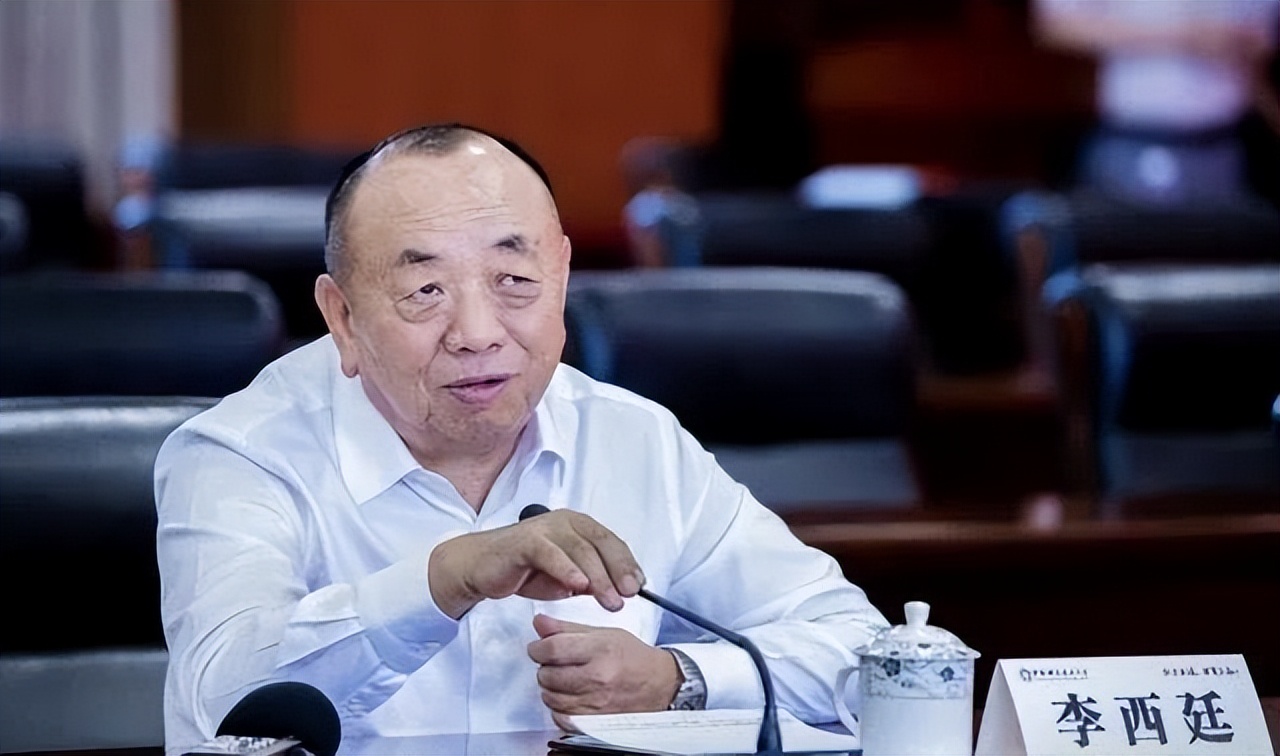 他17岁考入清华毕业后回乡当保安,他17岁上北大20岁上哈佛