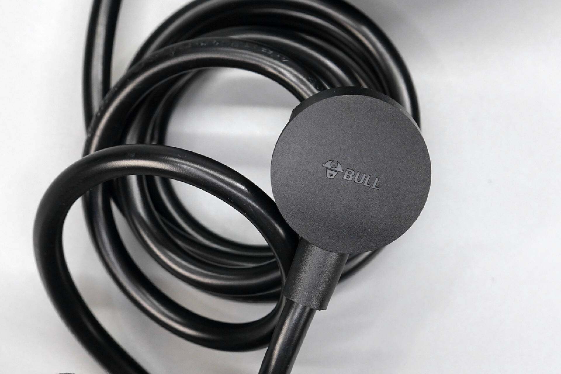 公牛新款67w快充插座拆解,公牛防过充保护插座拆解