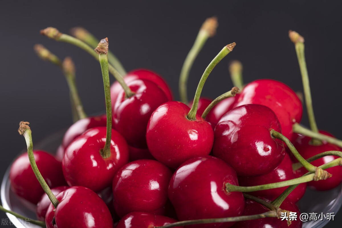 车厘子和樱桃的区别哪个贵一些,为什么车厘子价格比樱桃贵很多