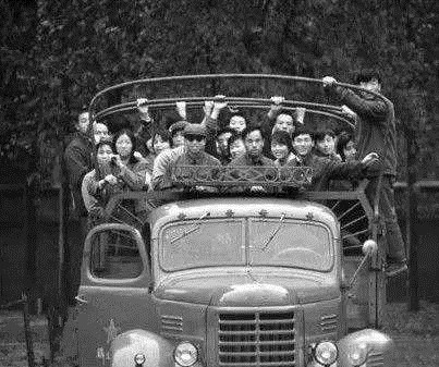 发生在*疆新**的人蝎大战,年轻的知青们危在旦夕,生死关口天降神兵