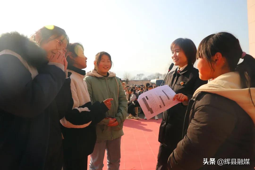 河南辉县丨法治护航成长路——市检察院走进南村镇中心校开展“送法进校园”活动