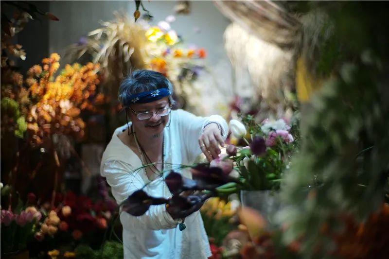 从义乌1平米小摊到拥有2家花店，他把仿真花“插活了”