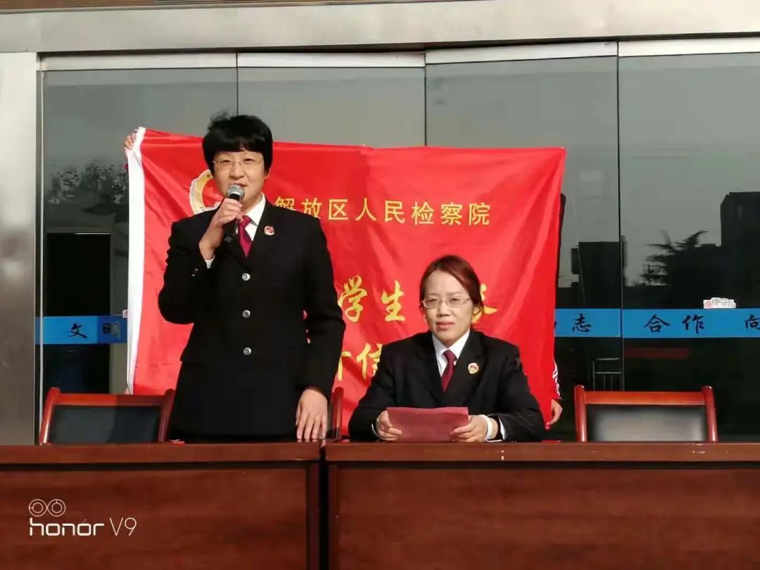 法治走进校园,走进法治天地漫画