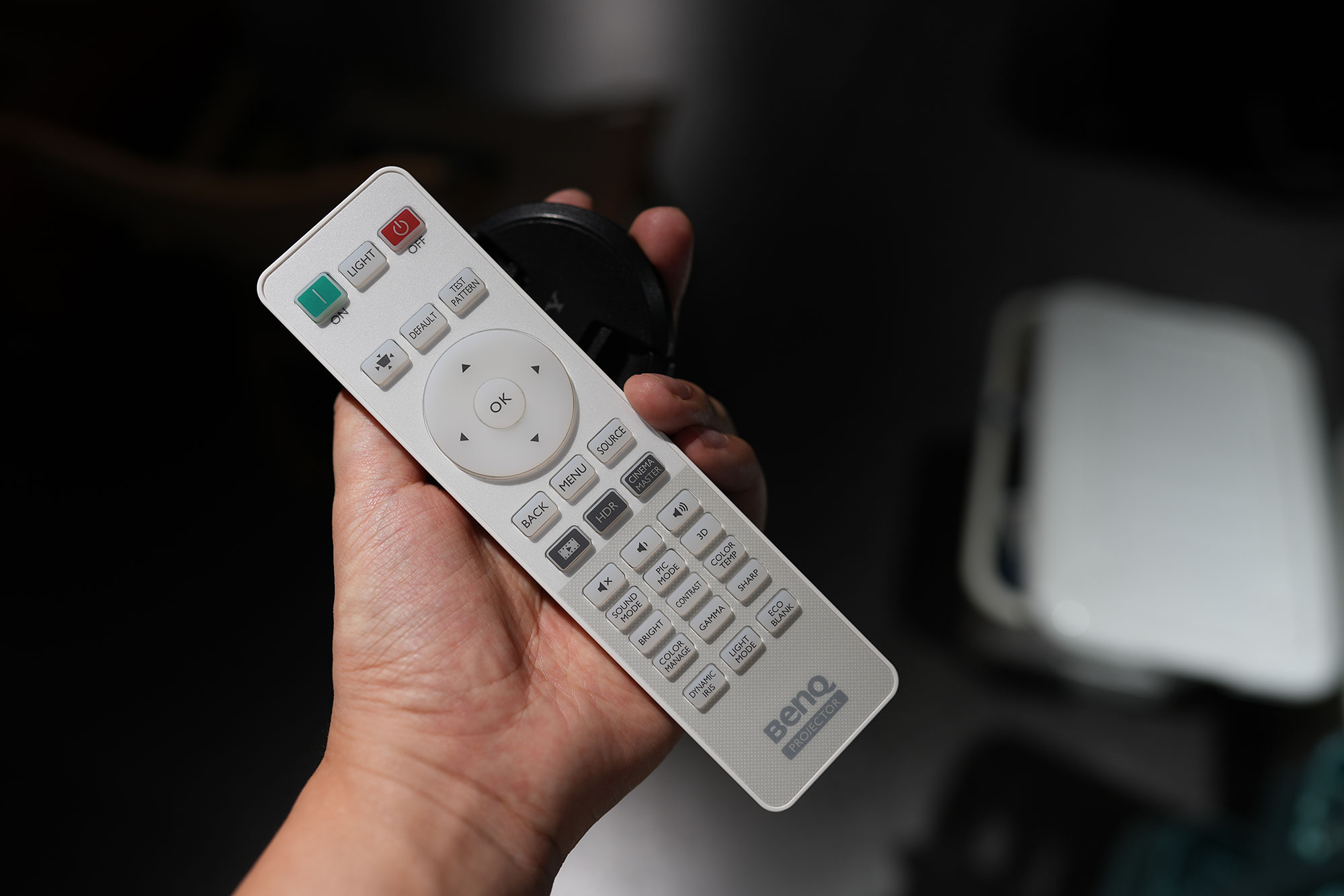 爱普生tz3000和明基4550,同价位投影仪和显示器