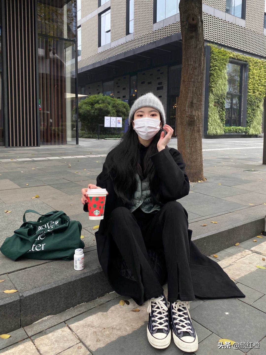 羽绒马甲什么时候穿怎么搭配好看,今冬最火大衣穿法太时髦高级了