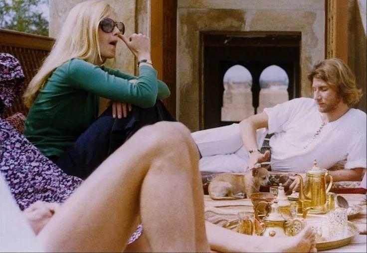 她风靡时尚圈，带火YSL吸烟装！婚纱穿皮草黑丝：我是自己的钻石