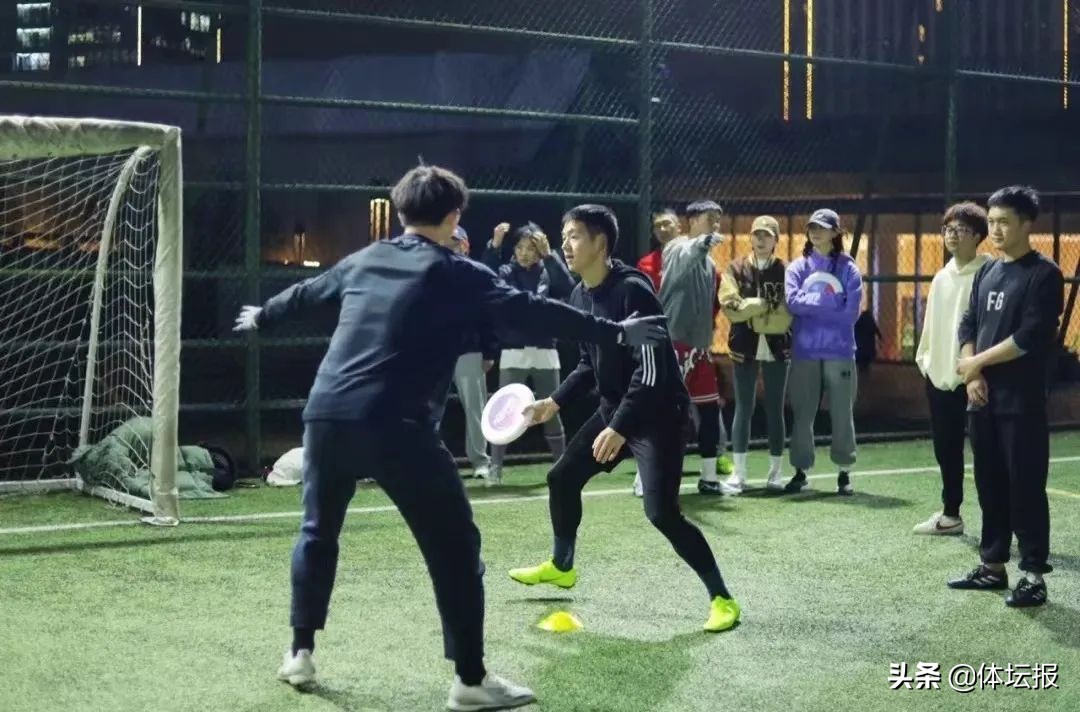 露营、飞盘、橄榄球……城市里的年轻人太会玩了