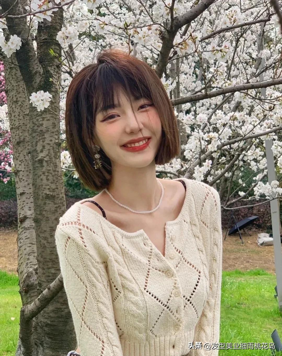 眉上刘海短发发型,短发八字刘海发型