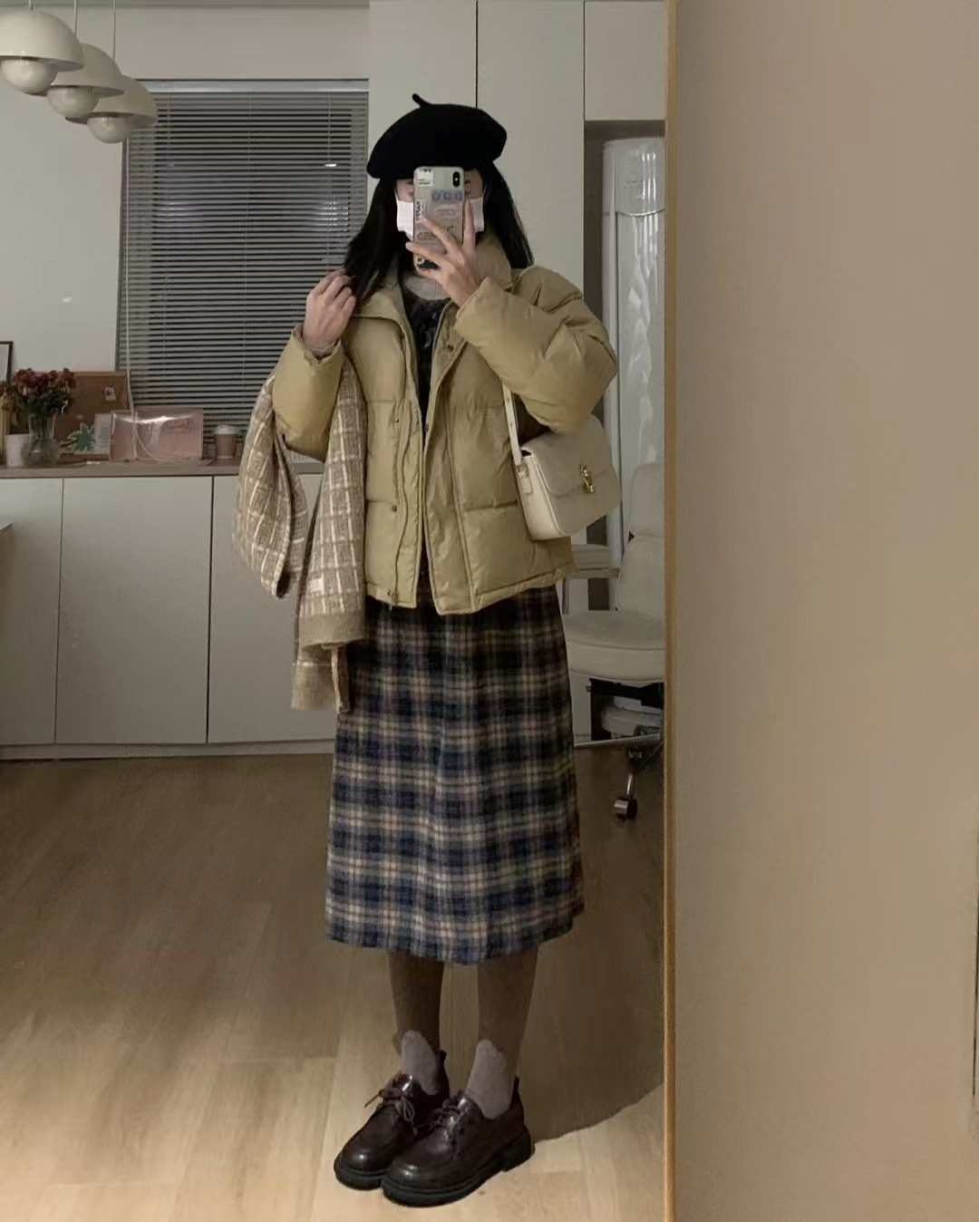 浅蓝色羽绒服怎样搭配黑色半身裙,短款白色羽绒服的最佳搭配半身裙