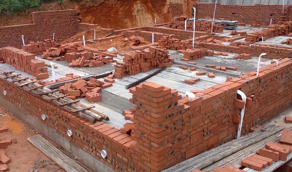 你让我无家可归，我杀你全家！男子怒砍邻居一家5口后，畏罪自杀