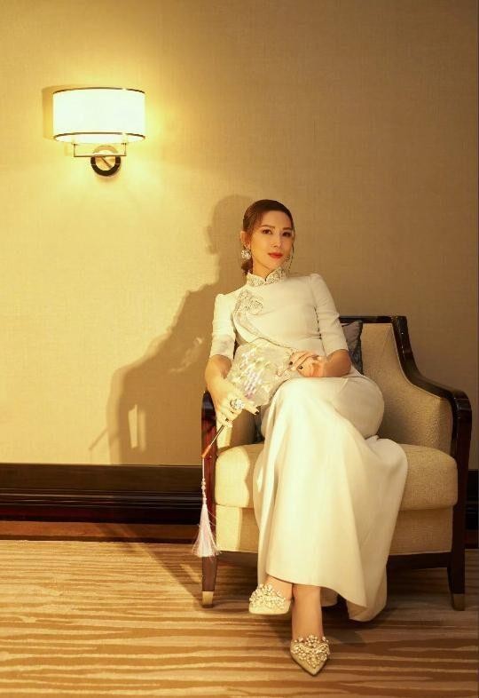 被蔡少芬惊艳的视频,46岁蔡少芬蓝色裙