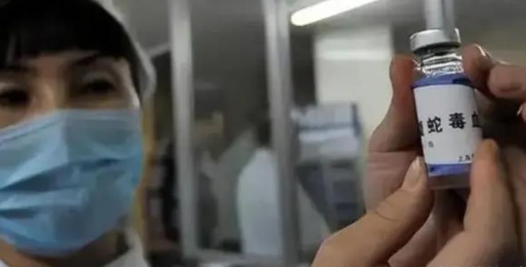 广西“蛇毒王后”：家藏价值47亿蛇毒，美国人送悍马讨好她求合作