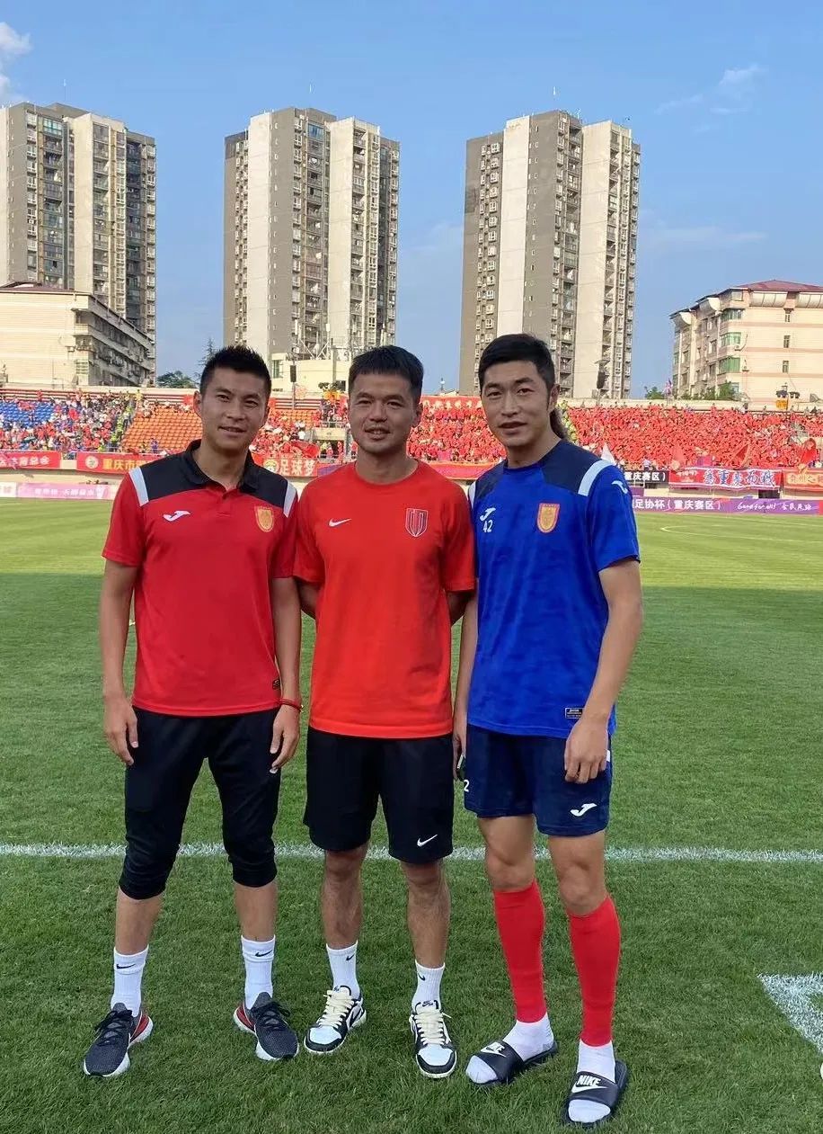 铜梁龙球场实拍,重庆铜梁龙体育场火爆场面