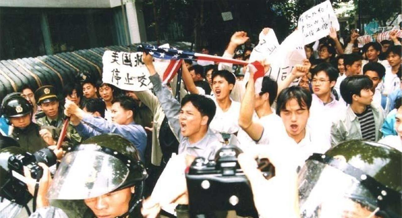 赖在仁爱礁破船里的菲军,过得咋样?做饭靠发电机,通讯靠蓄电池