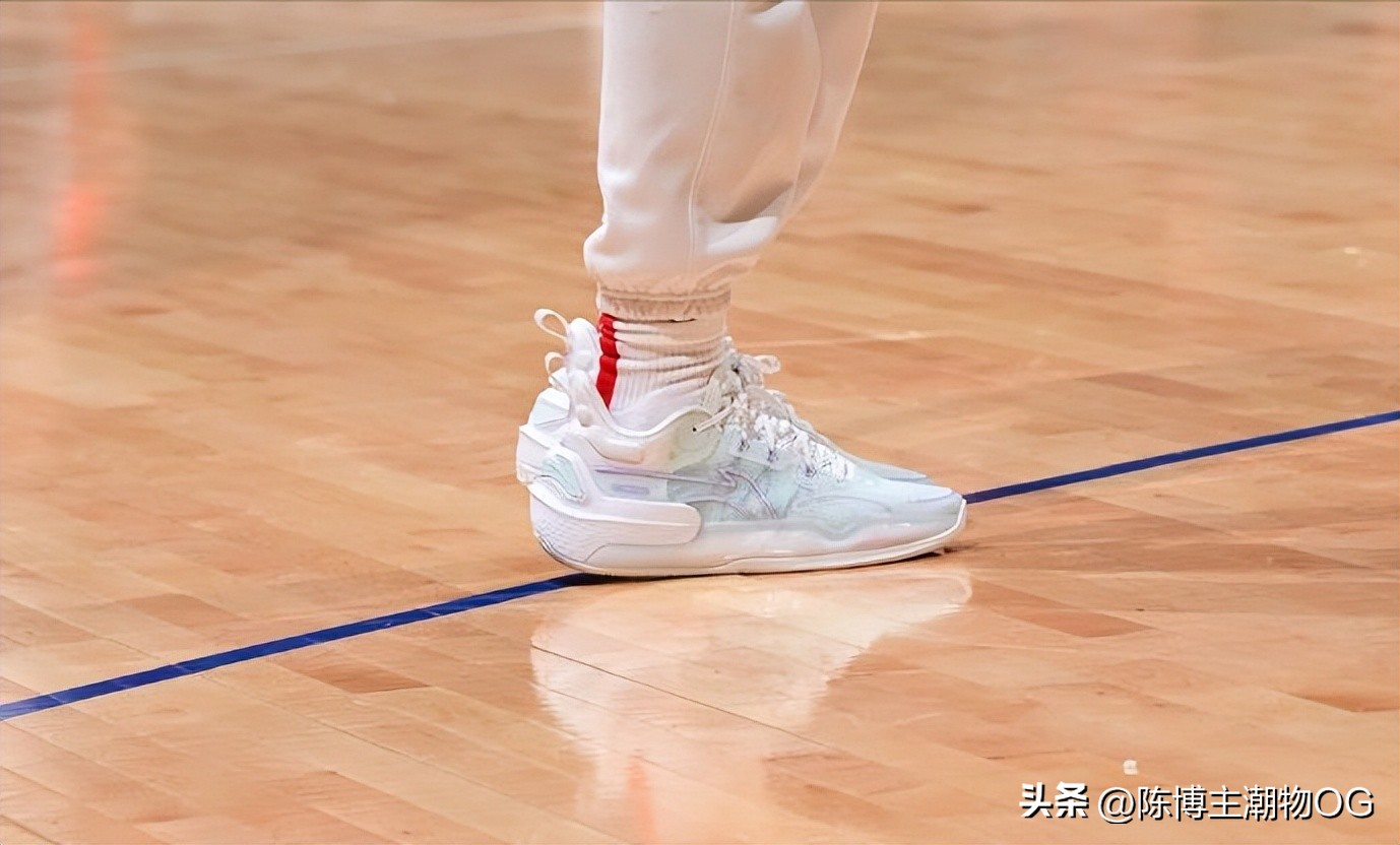 球星上脚篮球鞋欧文,欧文上脚kyrielow2