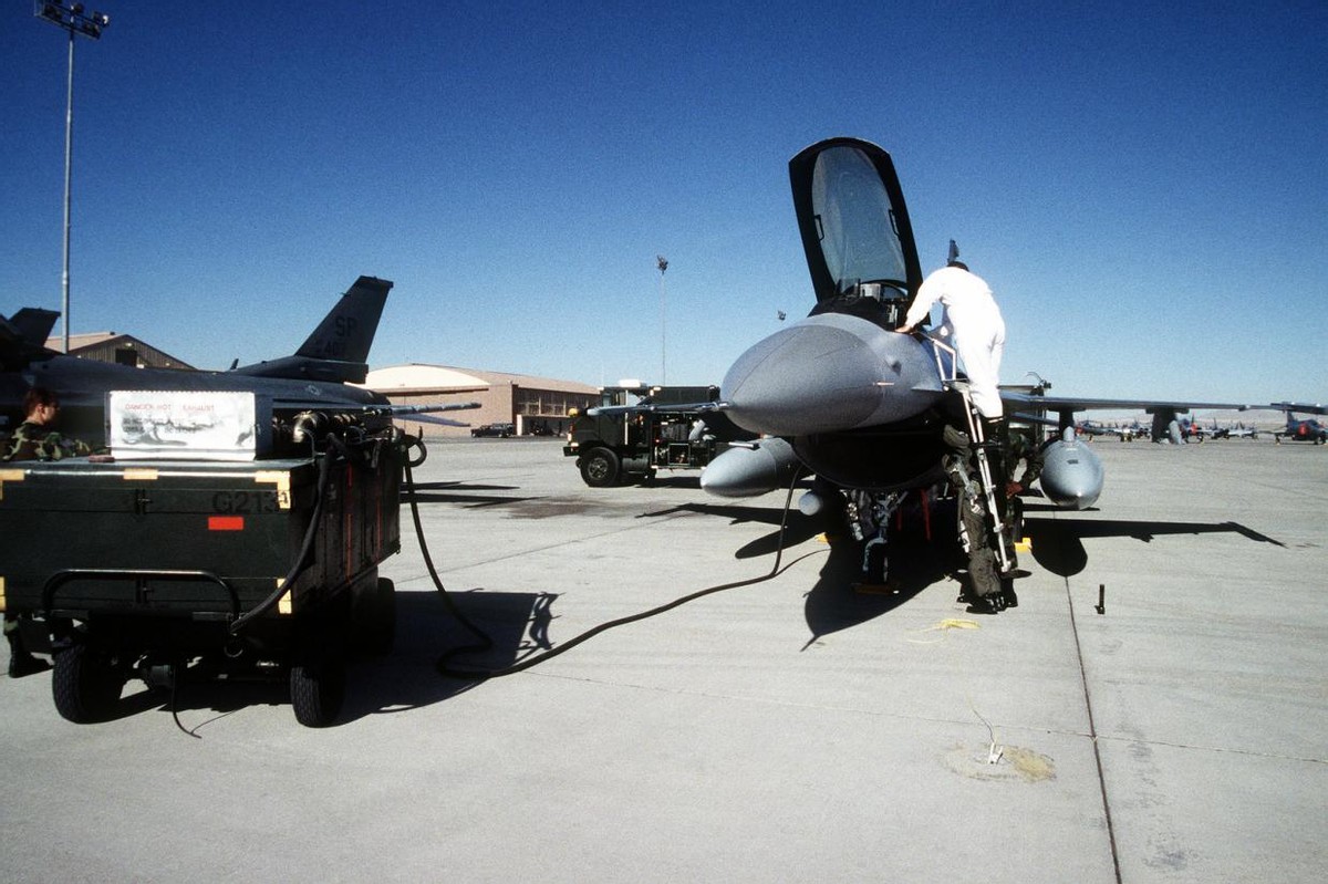 驻德美军殴打当地警察，大批F16部署嘉手纳，俄罗斯松了口气