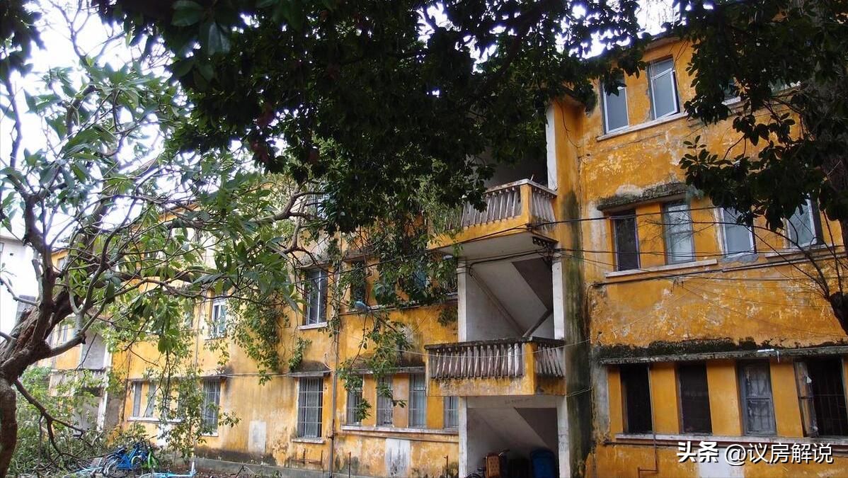 老旧小区居民楼加装电梯影响房价,老旧小区加装电梯低层住户有话说