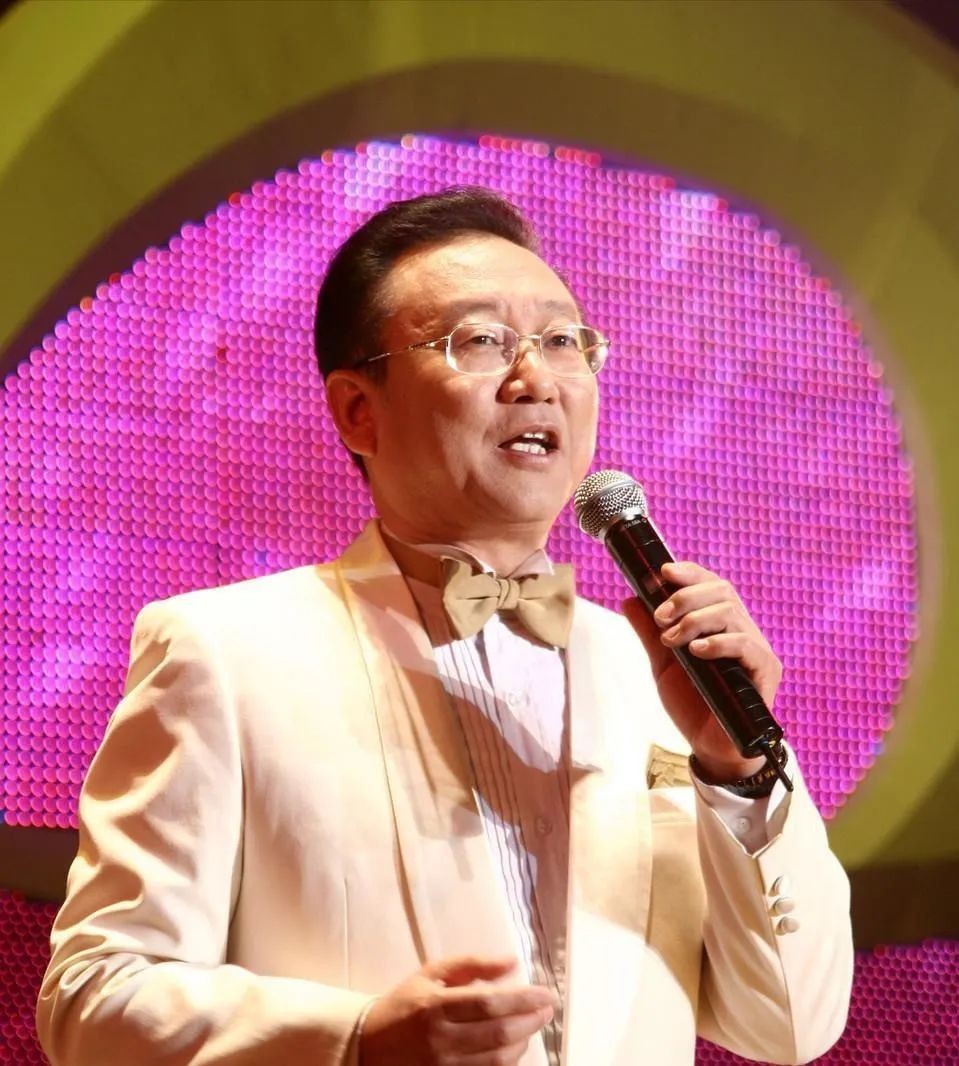 放弃国籍却回国捞金的八位明星,年轻出国享受晚年回国养老的明星