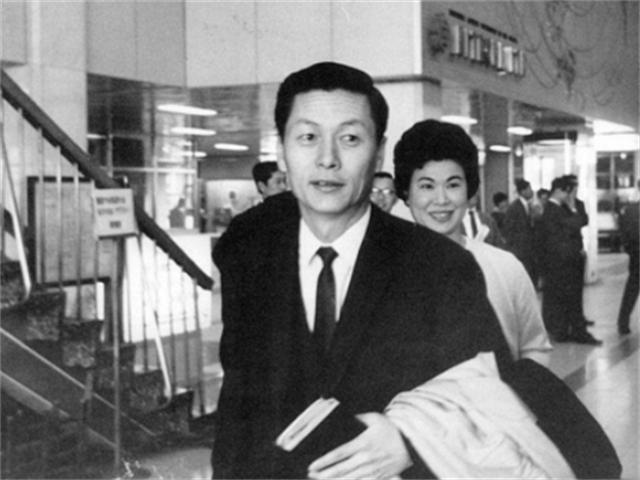 辛格浩：白手起家赚千亿，89岁还让26岁女星服务，95岁迎牢狱之灾