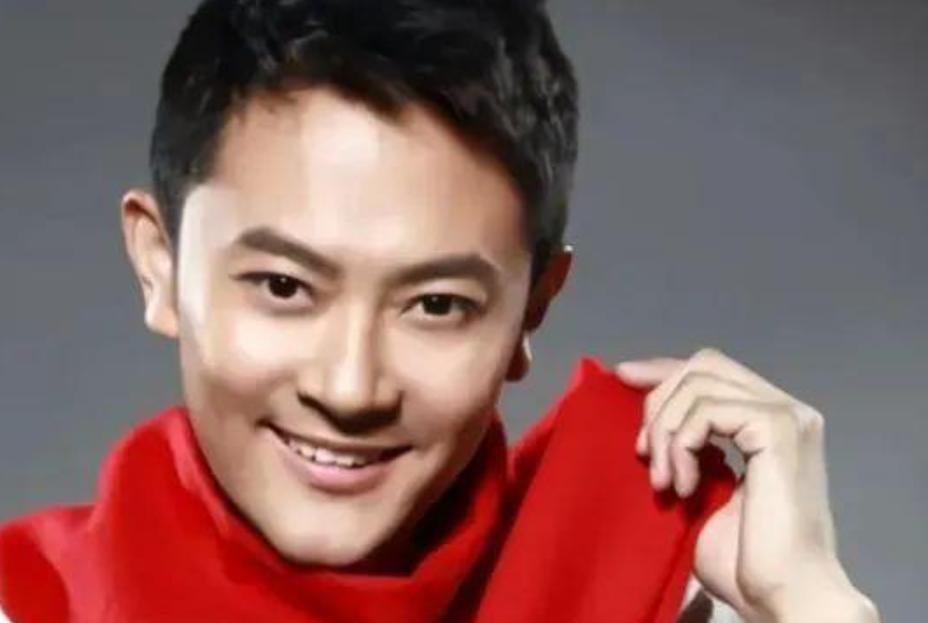 印小天泰国街头热舞，舞姿夸张表情抚媚引争议，精神状态惹人担心