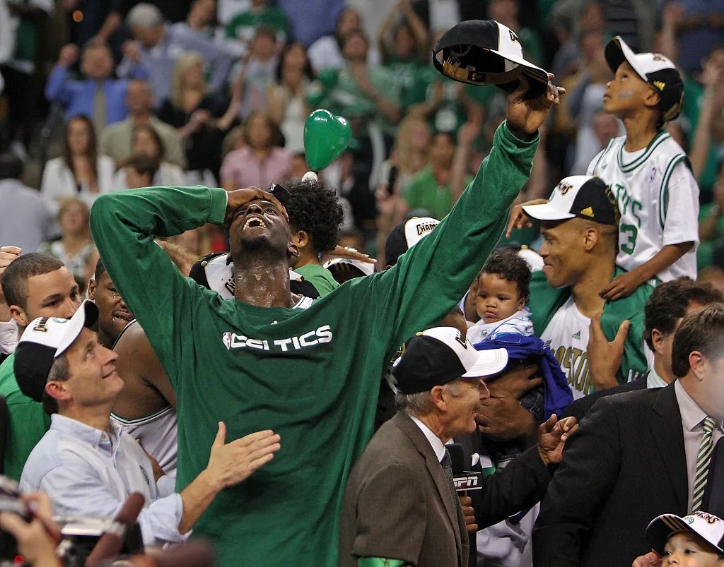 加内特球衣退役致敬视频,加内特球衣退役仪式全过程