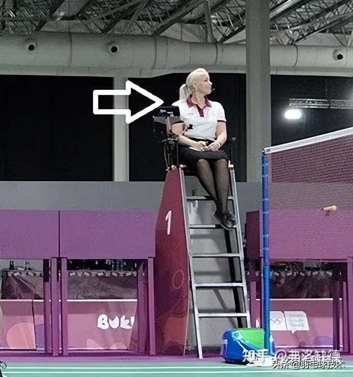 羽毛球比赛主裁开始比赛流程,羽毛球正规比赛讲解视频裁判