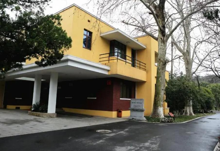 85年*世友许**逝世后，留下罕见照片，将军遗体旁的三个人分别是谁？