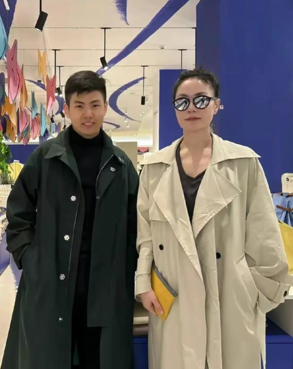 王菲和谢霆锋现身机场,王菲与谢霆锋现身机场