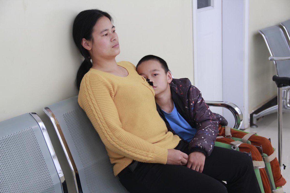 孕妇不小心压到肚子早产,孕妈因女儿起夜碰到肚子导致早产