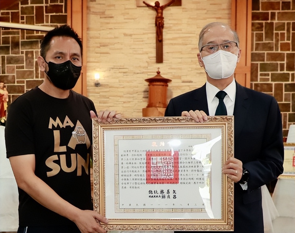 为了一个爵位，贝克汉姆脸都不要了？