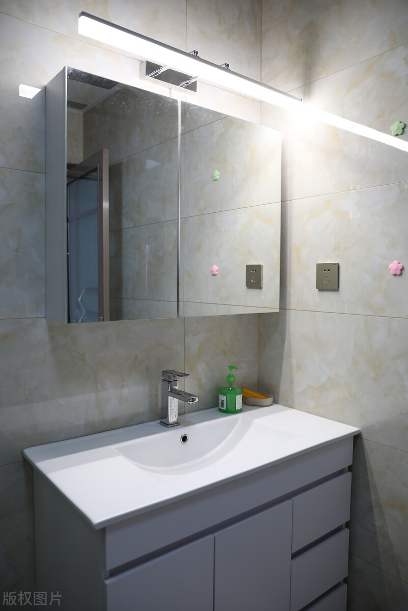 浴室柜是陶瓷一体盆好还是岩板好,网购浴室柜终于安装了