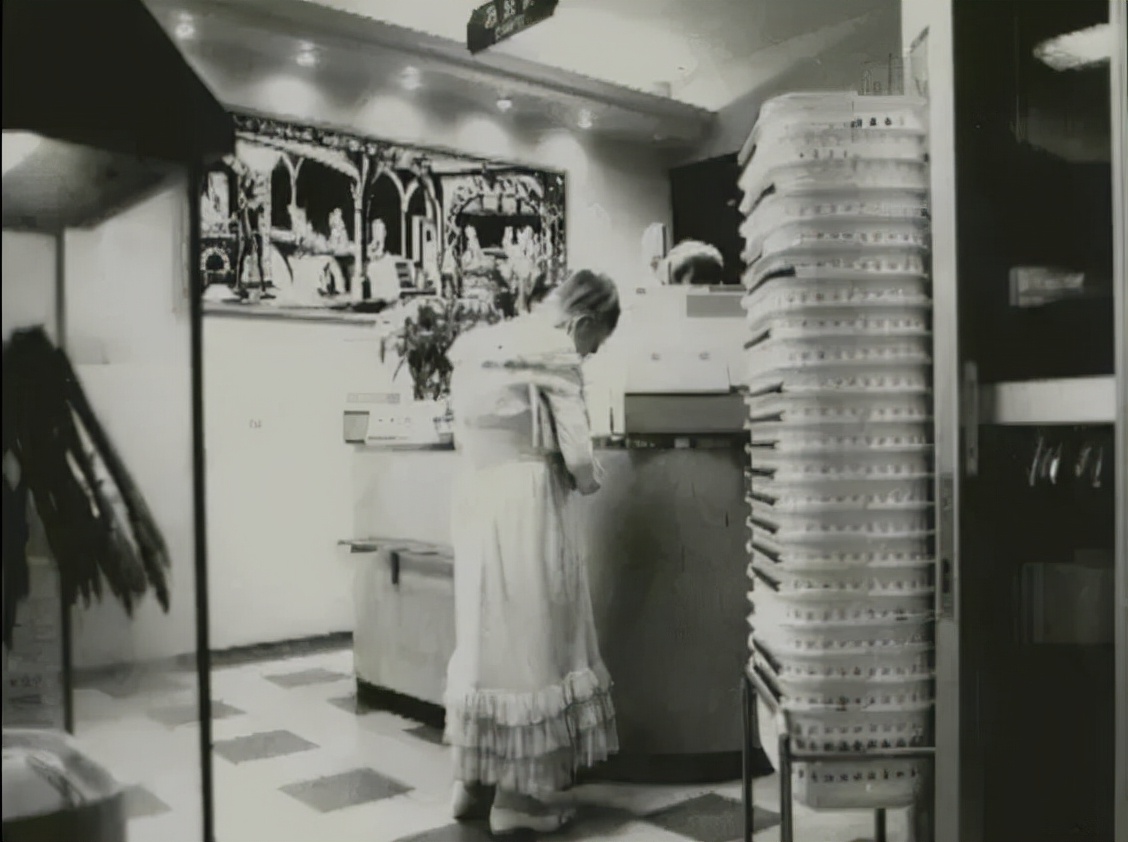 日本*女妓**玛丽，为等到心上人归来，78岁仍靠站街赚钱，受国人敬仰