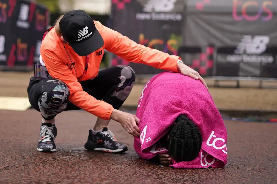 西凡哈桑夺冠,西凡哈桑伦敦马拉松冲刺照片