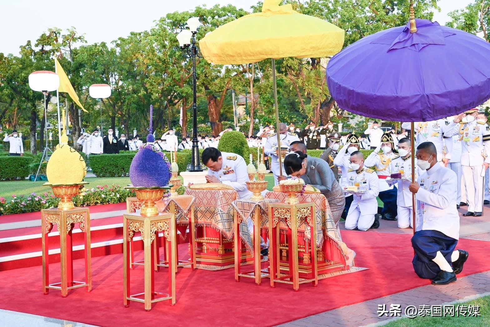 泰国国王亲自给学生发毕业证,泰国王后苏提达获得荣誉学位