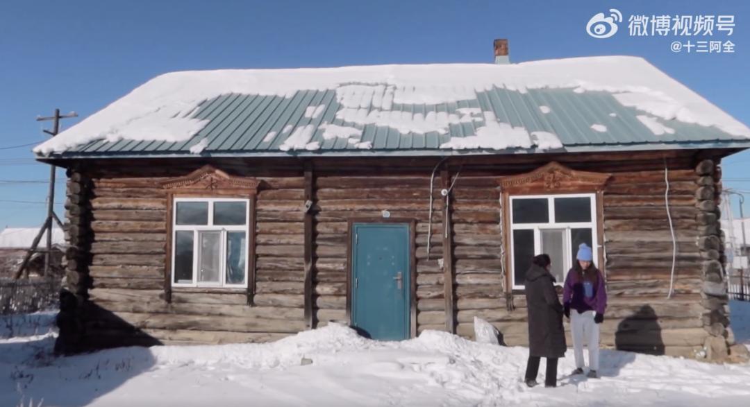 90后夫妻生4胞胎小伙卖房凑50万,90后夫妻卖500万房到内蒙古当农民