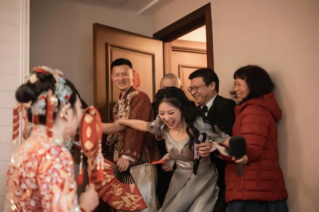 伴娘不开门退婚,伴娘不开门被打