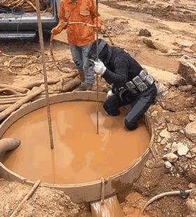 打桩机水鬼捞钻头3d演示,为什么打桩机一定要人下水里面捞