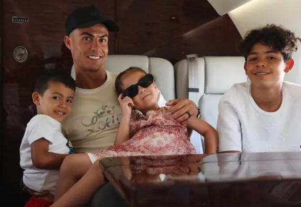 c罗携家人坐豪华游艇度假,c罗全家出游