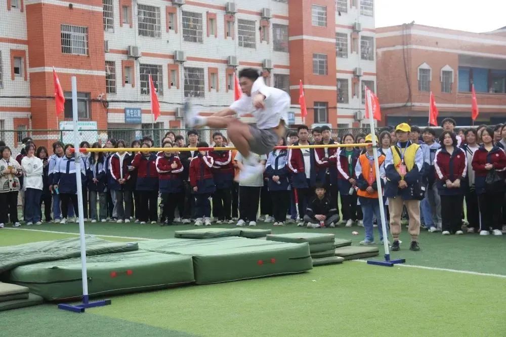李中学子多矫健运动场上展英姿—李渡中学第四十届田径运动会纪实