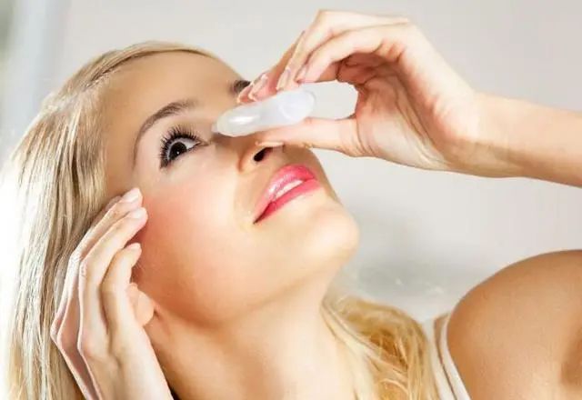 眼睛干涩是缺少什么造成的,干眼症有泪液不舒服怎么办