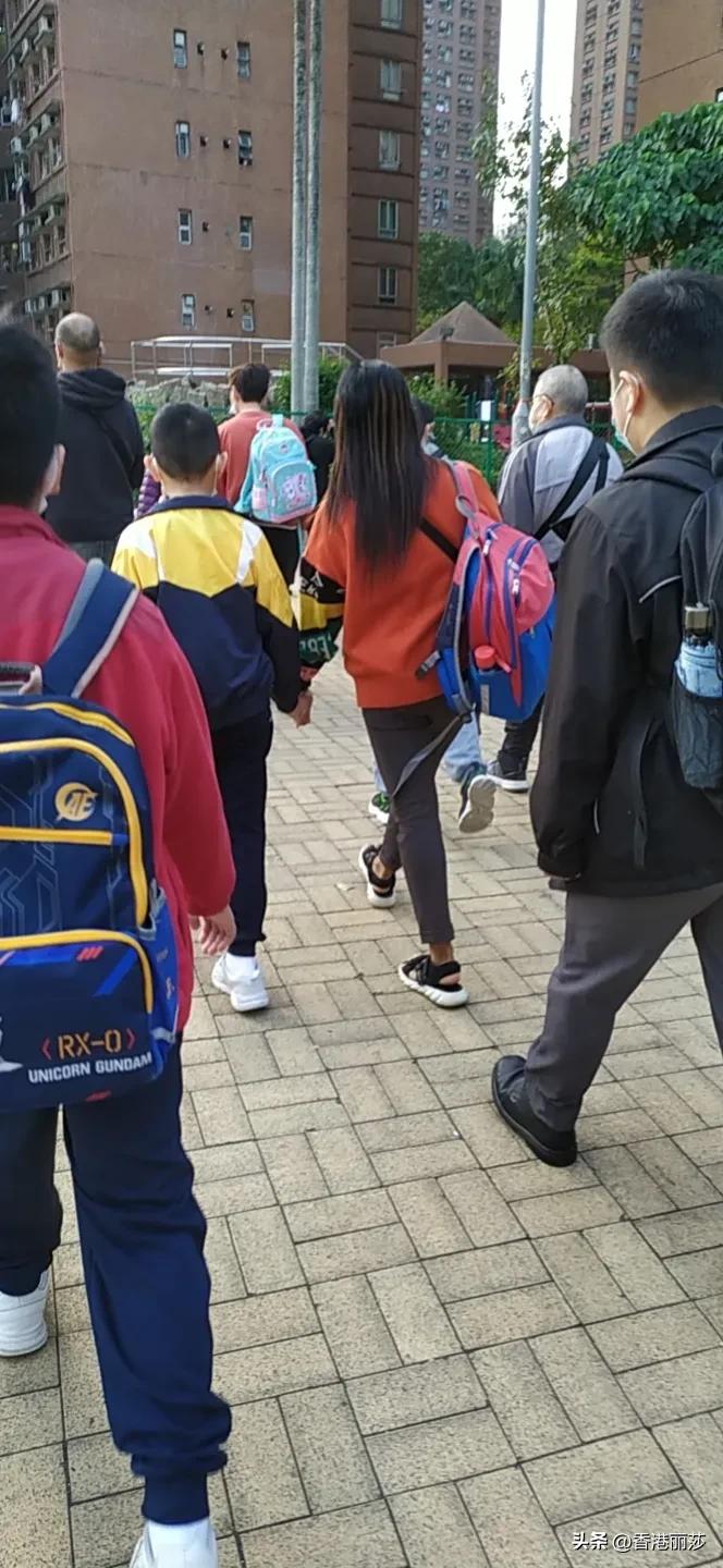 57岁大姐香港洗碗工月入过万，身体不适不敢请假，心里酸楚话谁知