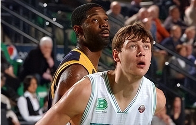 我与足球那些事,全能中锋莫泰尤纳斯