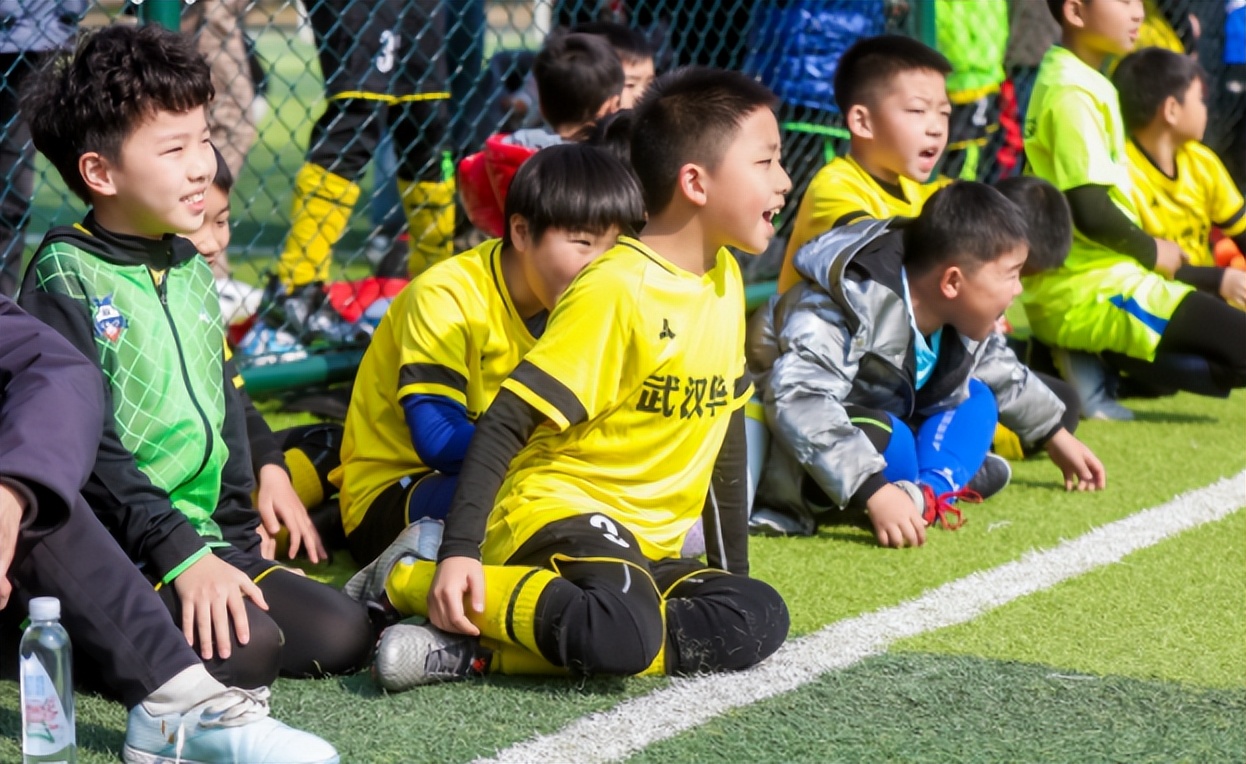 孩子很喜欢踢足球是不是要鼓励他,为什么对一个孩子着迷踢足球