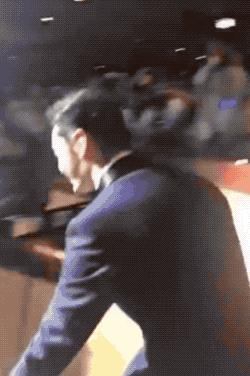 黄晓明杨颖官宣离婚，几个亿的世纪婚礼也没能保证长久的感情