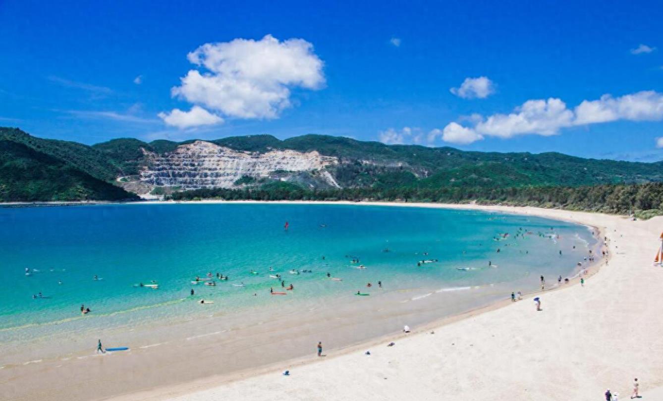 东营被救助女生被采访的视频,女子海边救人被调侃视频